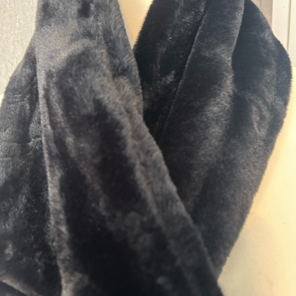 Elegant Black Scarf NWT - Picture 2 of 11